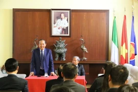 Phó Thủ tướng Thường trực Trương Hòa Bình nói chuyện với cán bộ, nhân viên Đại sứ quán, đại diện cộng đồng Việt Nam tại Italy. (Ảnh: Quang Thanh/TTXVN)