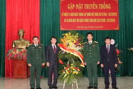 Tổng giám đốc TTXVN Nguyễn Đức Lợi tặng hoa chúc mừng Sư đoàn 304. (Ảnh: Văn Điệp/TTXVN)
