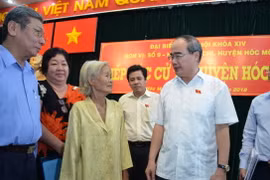 Ông Nguyễn Thiện Nhân, Ủy viên Bộ Chính trị, Bí thư Thành ủy Thành phố Hồ Chí Minh trao đổi với cử tri. (Ảnh: Thu Hoài/TTXVN)