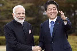 Thủ tướng Nhật Bản Shinzo Abe (phải) và người đồng cấp Ấn Độ Narendra Modi. (Nguồn: Reuters)