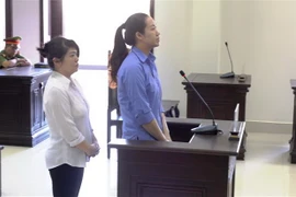 Hai bị cáo nghe tòa tuyên án. (Ảnh: Lê Đức Hoảnh/TTXVN)