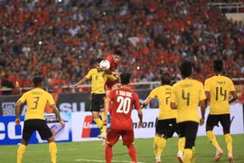 Một pha tranh bóng của cầu thủ đội tuyển Việt Nam và đội tuyển Malaysia. (Ảnh: Trọng Đạt/TTXVN)