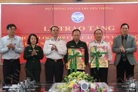 Thừa ủy quyền của lãnh đạo Bộ Thông tin và Truyền thông, ông Chu Văn Hòa, Cục trưởng Cục Xuất bản - In và Phát hành trao tặng 3.000 lịch bloc 2019 cho các đơn vị bộ đội. (Nguồn: Bộ Thông tin và Truyền thông)