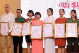Nhà báo Chu Thanh Vân (Ban Biên tập Tin trong nước TTXVN, thứ tư từ trái sang) đoạt Giải C. (Ảnh: Nguyễn Dân/TTXVN)