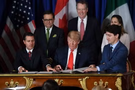 Tổng thống Mexico Enrique Pena Nieto, Tổng thống Mỹ Donald Trump và Thủ tướng Canada Justin Trudeau tại lễ ký Hiệp định USMCA ở thủ đô Buenos Aires (Argentina) ngày 30/11/2018. (Ảnh: AFP/TTXVN)