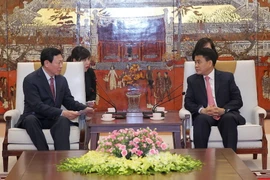 Chủ tịch Ủy ban nhân dân thành phố Hà Nội Nguyễn Đức Chung tiếp ông Shin Dong-bin, Chủ tịch Tập đoàn Lotte Hàn Quốc. (Ảnh: Lâm Khánh/TTXVN)