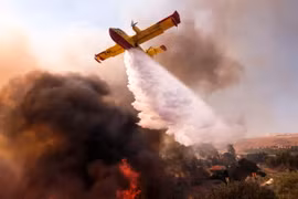 Máy bay cứu hỏa nỗ lực dập lửa cháy rừng tại Simi Valley, California, Mỹ ngày 12/11/2018. (Ảnh: THX/TTXVN)