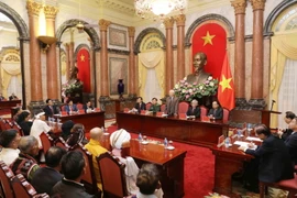 Tổng Bí thư, Chủ tịch nước Nguyễn Phú Trọng nói chuyện với các già làng, trưởng bản, trưởng dòng họ, người có uy tín tiêu biểu. (Ảnh: Phương Hoa/TTXVN)