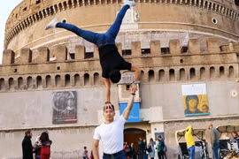 Hai nghệ sỹ Quốc Cơ, Quốc Nghiệp biểu diễn ngay trên đường phố thủ đô Rome. (Ảnh: Quang Thanh/Vietnam+)