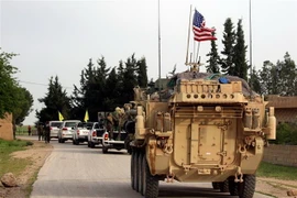 Các lực lượng Mỹ di chuyển tới gần làng Darbasiyah, miền Bắc Syria, giáp giới Thổ Nhĩ Kỳ ngày 28/4/2017. (Ảnh: AFP/TTXVN)