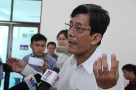 Ông Lê Văn Lung, người dân khu phố 1, phường Bình An bức xúc bày tỏ ý kiến trong buổi gặp gỡ. (Ảnh: Xuân Dự/TTXVN)