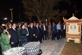 Chủ tịch Quốc hội Nguyễn Thị Kim Ngân tham quan Nhà tưởng niệm các thanh niên xung phong Đại đội 915. (Ảnh: Trọng Đức/TTXVN)