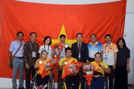 Đại sứ Việt Nam tại Indonesia chúc mừng đoàn thể thao người khuyết tật Việt Nam. (Ảnh: Trần Chiến/Vietnam+)