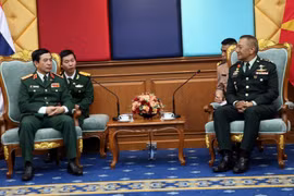 Hội đàm giữa Thượng tướng Phan Văn Giang với Đại tướng Ponpipaat Benyasri. (Ảnh: Sơn Nam/TTXVN)
