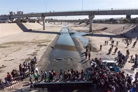 Người di cư Trung Mỹ đổ xô tới khu vực biên giới Mexico để tìm cách tới Mỹ ngày 25/11/2018. (Ảnh: AFP/TTXVN)