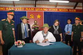 Chủ tịch Hội đồng Nhà nước và Hội đồng Bộ trưởng Cộng hòa Cuba Miguel Diaz Canel ghi sổ Lưu niệm tại Khu Di tích Lịch sử địa đạo Củ Chi. (Ảnh: Xuân Khu/TTXVN).