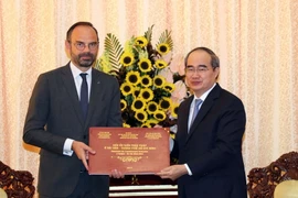 Ông Nguyễn Thiện Nhân, Ủy viên Bộ Chính trị, Bí thư Thành ủy Thành phố Hồ Chí Minh tặng Thủ tướng Cộng hòa Pháp Édouard Philippe cuốn sách Dấu ấn kiến trúc Pháp ở Sài Gòn-Thành phố Hồ Chí Minh. (Ảnh: Xuân Khu/TTXVN)