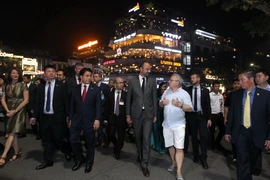 Thủ tướng Pháp Édouard Philippe nói chuyện với du khách tại khu vực phố đi bộ hồ Hoàn Kiếm. (Ảnh: Lâm Khánh/TTXVN)