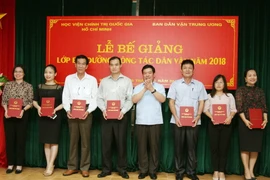 Các học viên nhận Giấy chứng nhận tốt nghiệp. (Ảnh: Nguyễn Dân/TTXVN)