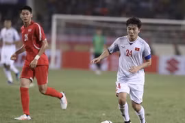 Xuân Trường (số 24) mang băng đội trưởng và giữ vai trò cầm nhịp của tuyển Việt Nam. (Ảnh: Hoàng Linh/TTXVN)