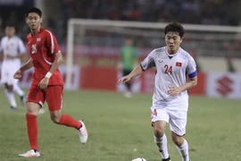Xuân Trường (số 24) mang băng đội trưởng và giữ vai trò cầm nhịp của tuyển Việt Nam. (Ảnh: Hoàng Linh/TTXVN)