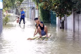 Người dân xã Tam An, huyện Phú Ninh, tỉnh Quảng Nam vẫn bị ngập sâu trong nước. (Ảnh: Đỗ Văn Trưởng/TTXVN)
