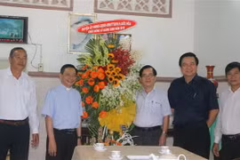Ông Phạm Văn Rạnh, Bí thư Tỉnh ủy, Chủ tịch Hội đồng Nhân dân tỉnh Long An thăm, chúc mừng Giáng sinh tại nhà thờ Giáo xứ Hiệp Hòa. (Ảnh: Thanh Bình/TTXVN)