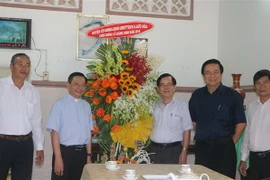 Ông Phạm Văn Rạnh, Bí thư Tỉnh ủy, Chủ tịch Hội đồng Nhân dân tỉnh Long An thăm, chúc mừng Giáng sinh tại nhà thờ Giáo xứ Hiệp Hòa. (Ảnh: Thanh Bình/TTXVN)