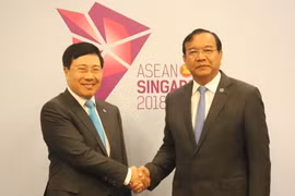 Phó Thủ tướng, Bộ trưởng Ngoại giao Phạm Bình Minh và Bộ trưởng Ngoại giao và Hợp tác quốc tế Campuchia Prak Sokhonn. (Ảnh: Xuân Vịnh/TTXVN)