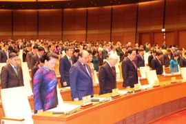 Các đại biểu Quốc hội mặc niệm nguyên Tổng Bí thư, nguyên Chủ tịch Hội đồng Bộ trưởng Đỗ Mười; Ủy viên Bộ Chính trị, Chủ tịch nước Trần Đại Quang; ông Lê Minh Thông, Đoàn đại biểu Quốc hội tỉnh Thanh Hóa. (Ảnh: Trọng Đức/TTXVN)