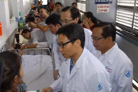 Phó Thủ tướng Vũ Đức Đam thăm hỏi thân nhân các bệnh nhi tại Bệnh viện Nhi đồng 1. (Ảnh: Hoàng Hải/TTXVN)