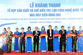 Lễ cắt băng khánh thành tổ hợp sản xuất và chế biến thịt lợn công nghệ quốc tế - Nhà máy Biển Đông DHS. (Ảnh: Văn Đạt/TTXVN)