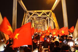 Lượng người dân ăn mừng chiến thắng của đội tuyển Việt Nam quá đông gây tắc nghẽn cầu Chương Dương. (Ảnh: Lâm Khánh/TTXVN)