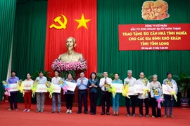  Phó Chủ tịch nước Đặng Thị Ngọc Thịnh và Bí thư Tỉnh ủy Vĩnh Long Trần Văn Rón trao hỗ trợ nhà tình nghĩa cho các gia đình khó khăn tỉnh Vĩnh Long. (Ảnh: Phạm Minh Tuấn/TTXVN)