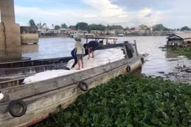 Các đối tượng dùng ghe vận chuyển trái phép hàng hóa qua biên giới. (Nguồn: Bộ Công an)