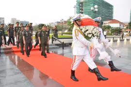 Đoàn đại biểu Quân đội Hoàng gia Campuchia do Đại tướng Chhieng Om, Quốc vụ khanh Bộ Quốc phòng dẫn đầu đến viếng. 