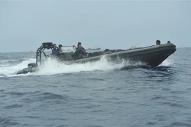 Thành viên Lực lượng đặc nhiệm của hải quân Indonesia tìm kiếm các nạn nhân vụ tai nạn máy bay Lion Air JT 610. (Nguồn: AFP/TTXVN)