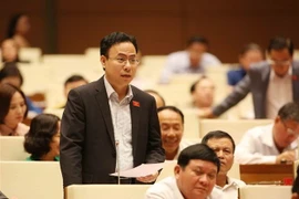 Bộ trưởng Bộ Tài nguyên và Môi trường Trần Hồng Hà trả lời chất vấn của Đại biểu Quốc hội về vấn đề xử lý triệt để các cơ sở gây ô nhiễm môi trường nghiêm trọng. Ảnh: Văn Điệp – TTXVN