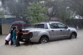 Ôtô bị chết máy trên đường Phan Chu Trinh, thành phố Tam Kỳ. (Ảnh: Đỗ Trưởng/TTXVN)