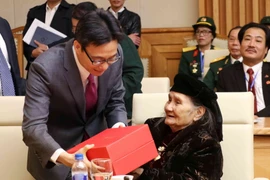 Phó Thủ tướng Vũ Đức Đam tặng quà các Mẹ Việt Nam Anh hùng. (Ảnh: Văn Điệp/TTXVN)