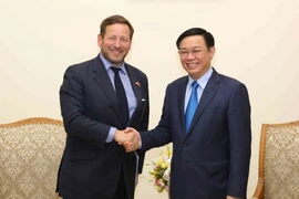 Phó Thủ tướng Vương Đình Huệ tiếp ông Edward Vaizey. (Ảnh: Dương Giang/TTXVN)