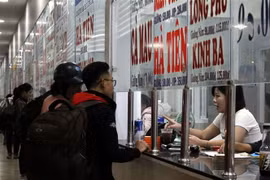 Hành khách đến mua vé tại bến xe miền Tây. (Ảnh: Hoàng Hải/TTXVN)