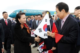 Lễ đón Chủ tịch Quốc hội Nguyễn Thị Kim Ngân tại sân bay quân sự Gim Hae. (Ảnh: Trọng Đức/TTXVN)