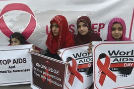 Tuần hành nhân Ngày Thế giới phòng, chống HIV/AIDS tại Lahore, Pakistan. (Ảnh: AFP/TTXVN)
