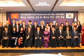 Chủ tịch Quốc hội Nguyễn Thị Kim Ngân và Chủ tịch Quốc hội Hàn Quốc Moon Hee-sang chụp ảnh chung với các đại biểu dự Diễn đàn Đầu tư và Thương mại Việt Nam-Hàn Quốc. (Ảnh: Trọng Đức/TTXVN)