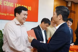 Ông Nguyễn Sinh Nhật Tân (trái)