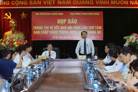 Ông Lê Quang Vĩnh, Phó Chánh Văn phòng Trung ương Đảng trả lời câu hỏi của các phóng viên. (Ảnh: Phương Hoa/TTXVN)