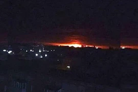 Khói lửa bốc lên ngùn ngụt tại hiện trường vụ nổ kho vũ khí của quân đội Ukraine ở Ichnya, cách thủ đô Kiev 176km về phía đông ngày 9/10/2018. (Ảnh: Antikoura/ TTXVN)