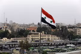 Cờ Syria tại thủ đô Damascus. (Ảnh: AFP/TTXVN)