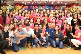 Hội viên và khách mời chụp ảnh lưu niệm. (Ảnh: Xuân Tuấn-Lê Anh/Vietnam)